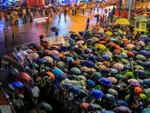 Dù mưa, hàng vạn người dân vẫn chờ đợi xem tổng duyệt diễu binh, diễu hành