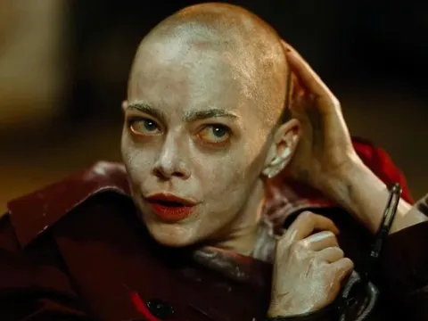 Emma Stone cạo trọc đầu đóng phim kinh dị, gây chấn động Venice với tràng pháo tay dài 6 phút