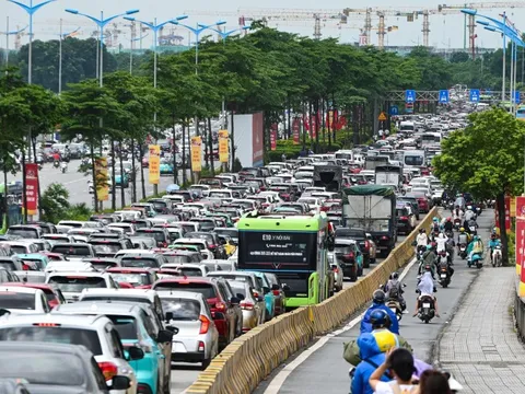 Đường tới trung tâm triển lãm quốc gia tắc hàng cây số, hàng vạn người nhích từng chút