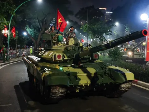 Xe tăng, tên lửa băng qua các ngả đường thủ đô, sẵn sàng lễ diễu binh