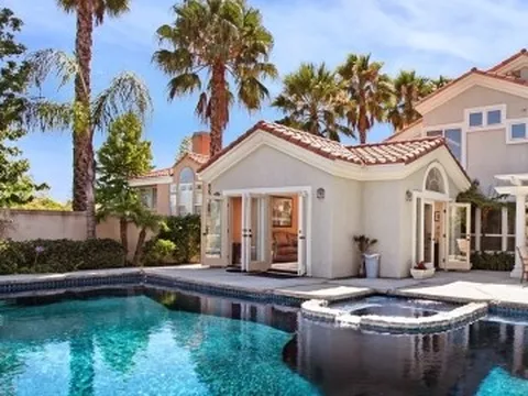 Những vấn đề cần lưu ý khi xây bể bơi trong nhà