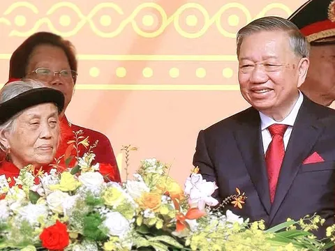 Mẹ Việt Nam Anh hùng ngồi cạnh Tổng Bí thư Tô Lâm trong lễ diễu binh mừng Quốc khánh 2-9