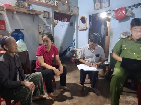 Cán bộ cơ sở ở Đồng Nai tiếp tục ‘đi từng ngõ, gõ từng nhà’ phát quà Quốc khánh cho dân