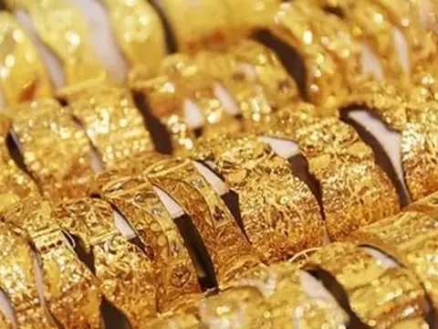Vừa mở cửa phiên sáng nay, một nhà vàng lớn tại Hà Nội thông báo tạm hết vàng nhẫn và vàng miếng