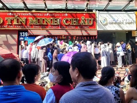 Nghẹt thở trước tiệm vàng, hàng trăm người xếp hàng chờ mua khi giá vàng lên đỉnh lịch sử