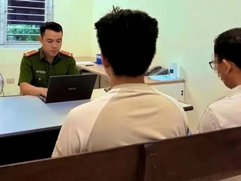 Nam sinh 2003 ở Hà Nội gọi điện nhờ gia đình chuyển khoản 150 triệu đồng, vài phút sau bị công an đưa đi