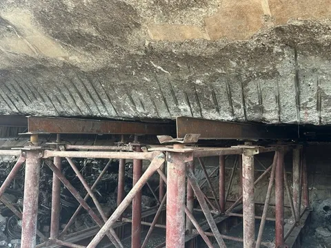 Cận cảnh cầu Vĩnh Tuy được 'chống nạng' sau vụ cháy bãi xe dưới chân cầu làm lộ cốt thép