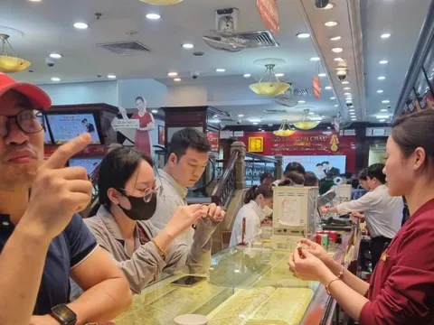 Giá vàng tăng không ngừng: Nên quản hay buông?