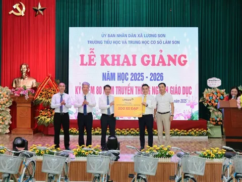LPBank trao 300 xe đạp cho học sinh nghèo Đất Tổ nhân dịp khai giảng
