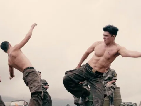 Để cho Quang Steven Nguyễn của Mưa đỏ khoe 'body 6 múi' trên phim, đạo diễn nói gì?