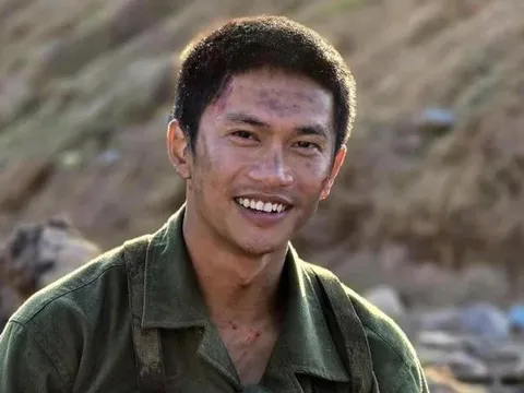 Tên phim Mưa đỏ hiện lên cuối phim mang theo ẩn ý