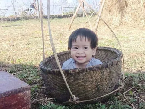 Diễn viên nhí 2 tuổi ngồi khóc thét bên thi thể mẹ trong "Mưa đỏ" gây ấn tượng