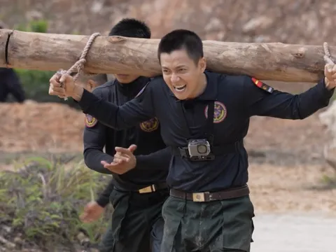 Chiến sĩ quả cảm với màn chào sân 'chấn động tam giới'