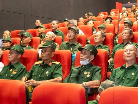 Xúc động 600 cựu chiến binh Vĩnh Thủy được mời xem Mưa đỏ