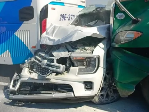 Xe con bị 'vò nát' sau vụ tông liên hoàn giữa 5 ô tô trên cao tốc, 2 người bị thương
