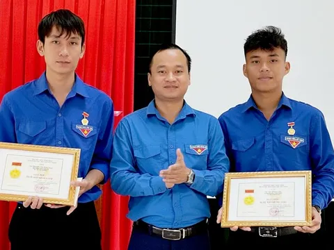 Hai thanh niên nghĩa hiệp nhảy xuống sông Kiến Giang cứu người nhận huy hiệu Tuổi trẻ dũng cảm