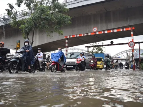 Triều cường kết hợp mưa gây ngập, người dân TP.HCM bì bõm giờ tan tầm