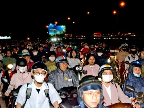 Hàng ngàn người dân TP.HCM đội mưa vì kẹt xe trên cầu Bình Triệu