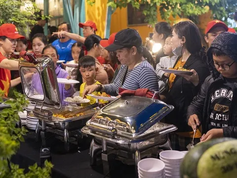 Ăn buffet phải đổi chén, đĩa sau mỗi lần lấy đồ ăn mới là lịch sự, văn minh?
