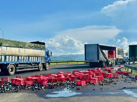 Hàng chục thùng bia rơi xuống đường, người dân xắn tay quét dọn
