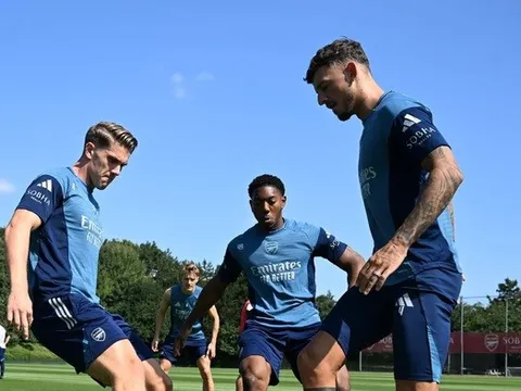 Ben White gọi tân binh của Arsenal là một "con quái vật"