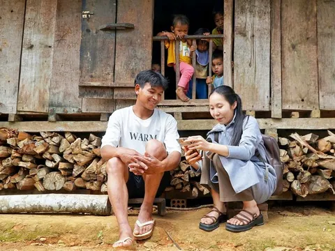 Vượt núi Ngọc Linh, 'cõng' hành chính số vào làng