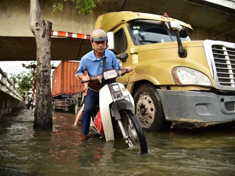Triều cường đạt đỉnh, người dân TP.HCM lại bì bõm giờ tan tầm