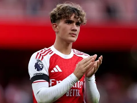 Thần đồng 15 tuổi của Arsenal được ca ngợi hết lời
