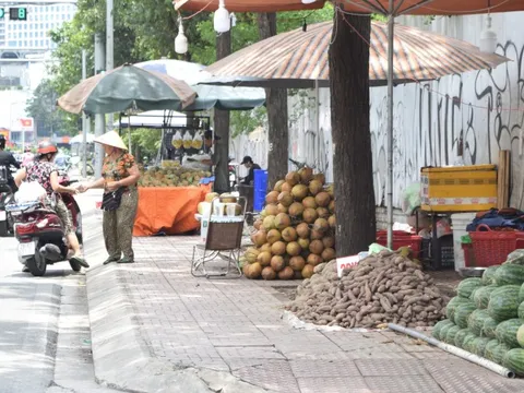Giết mổ gà xong đổ nước ra vỉa hè, tràn xuống đường mua bán: Cơ quan chức năng nói gì?