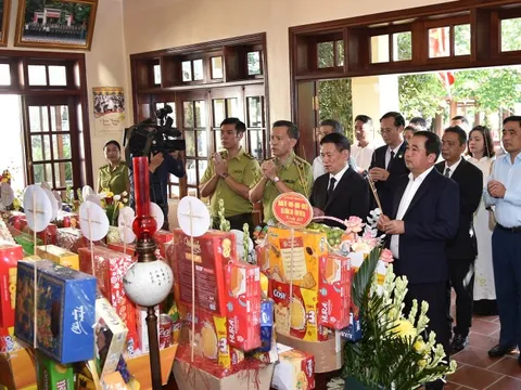 Dâng hương tưởng niệm 56 năm ngày mất Chủ tịch Hồ Chí Minh