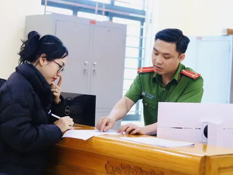 Thủ tướng: Tuyệt đối không được yêu cầu dân nộp, xuất trình giấy tờ đã tích hợp trên VNeID