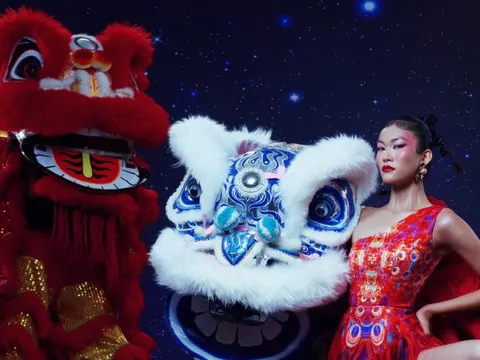 Top 8 Vietnam's Next Top Model chụp hình trên cột mai hoa thung cao, Ái Băng xin rút