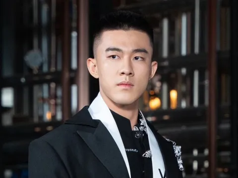 Đoàn Công Vinh mặc vest với quần bơi tại Mister International: Xin cho khám sức khỏe tâm thần nhe