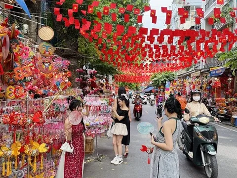 Hàng Mã rực rỡ Trung thu sớm, biến 300m phố thành "lễ hội thu nhỏ"