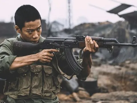 Tấn - chiến sĩ sống sót duy nhất trong "Mưa đỏ" kể hậu trường vượt qua nỗi sợ khi ăn rắn sống