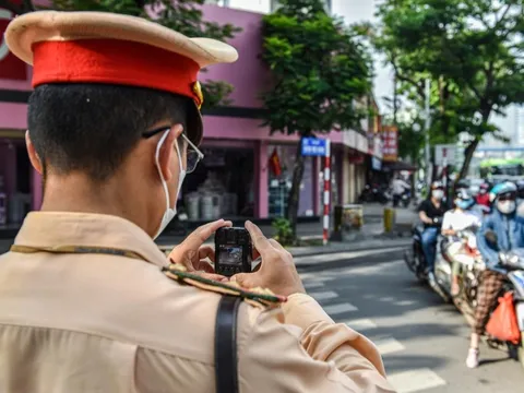 CSGT đang điều tiết tại nút giao không được dừng xe, xử lý vi phạm