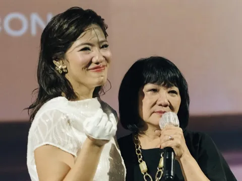 Cẩm Vân khóc, thương con gái vì từng bị trầm cảm