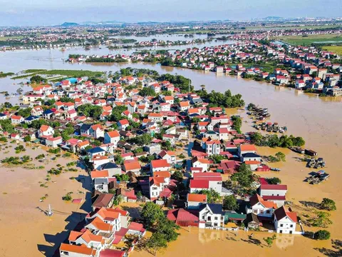 Bắc Ninh: Nước lũ bủa vây, cô giáo phải chèo thuyền đến lớp, dân làng hò nhau giữ đê