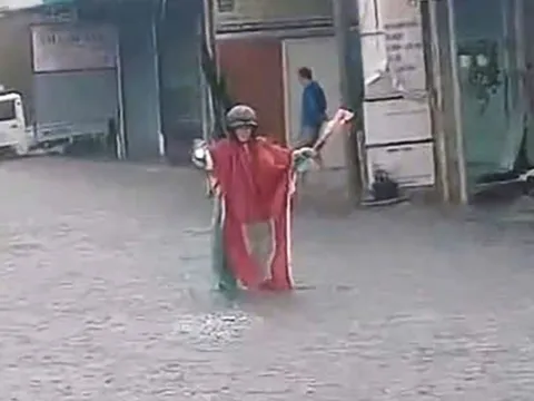 Ông Đắc Lắc chuyên đội mưa chỉ đường cho xe máy, ô tô tránh ngập ở TP.HCM