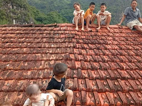 Ngập lụt lịch sử, người dân trèo lên mái nhà, tháo chạy lên núi chờ cứu
