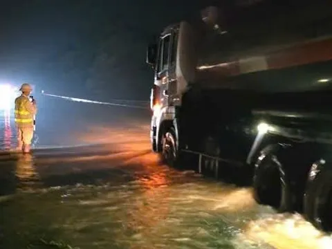 Nước lũ tràn lên cao tốc Hà Nội - Thái Nguyên, có đoạn ngập 30cm, cảnh sát phân luồng xuyên đêm