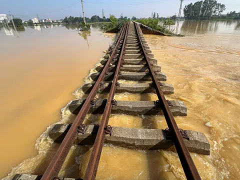 Hiện trường vụ nền đường tàu bị xói lở, lũ tràn vào làm nhiều nhà dân Hà Nội bị ngập sâu