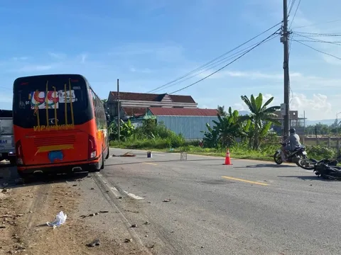 Xe khách giường nằm va chạm xe máy chạy cùng chiều, 2 vợ chồng thiệt mạng