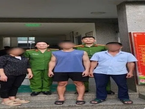 Đang đi bộ trên đường 70, nam thanh niên ở Hà Nội bất ngờ bị công an đưa về đồn