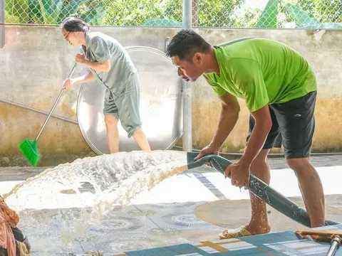 Bắc Ninh sau lũ lịch sử, khu công nghiệp lại sáng đèn, người dân chung tay dọn dẹp nhà cửa