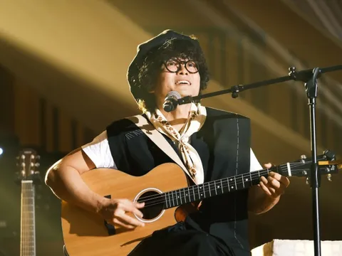 Con chim thiên di Tùng hát về tình yêu