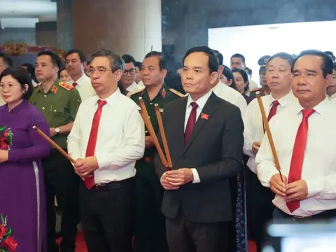 Đoàn đại biểu dự Đại hội Đảng bộ TP.HCM dâng hương tưởng nhớ các Vua Hùng