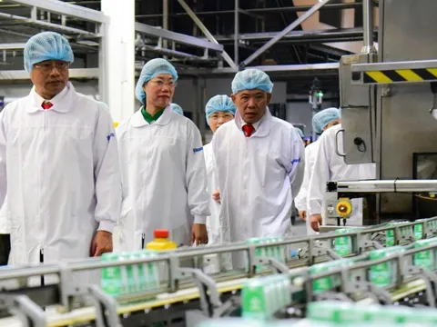 Đoàn đại biểu TP.HCM thăm 'siêu nhà máy' sữa lớn nhất Việt Nam