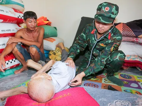 Quân y khám chữa bệnh, cấp thuốc miễn phí giúp bà con ở rốn lũ Bắc Ninh