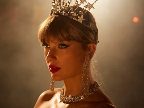 Taylor Swift 'đánh úp' fan, công bố cùng lúc hai dự án mới vào tháng 12